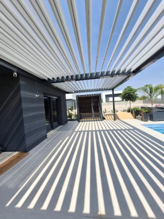 Pergola bioclimatica in metallo e alluminio