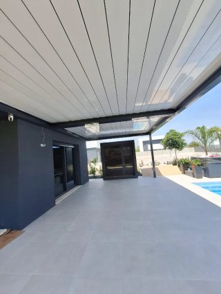 Pergola bioclimatica in metallo e alluminio