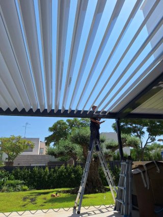 Pergola bioclimatica in metallo e alluminio