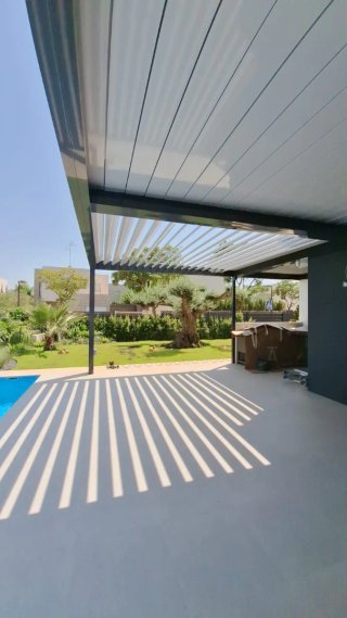 Pergola bioclimatica in metallo e alluminio