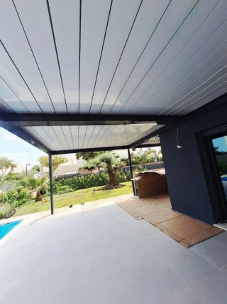 Pergola bioclimatica in metallo e alluminio