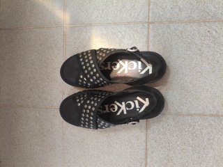 Sandalias KICKERS Piel Negra Tachuelas