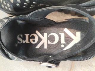 Sandalias KICKERS Piel Negra Tachuelas