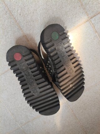 Sandalias KICKERS Piel Negra Tachuelas