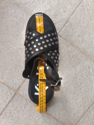 Sandalias KICKERS Piel Negra Tachuelas