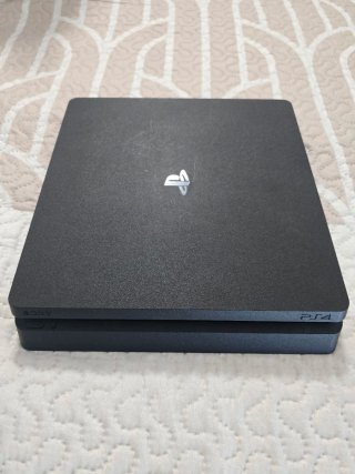 PS4 (PlayStation 4)