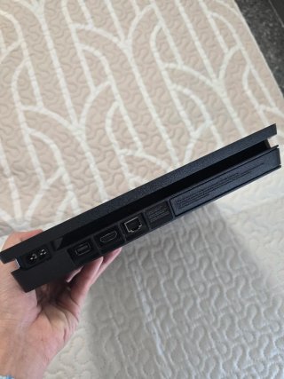 PS4 (PlayStation 4)