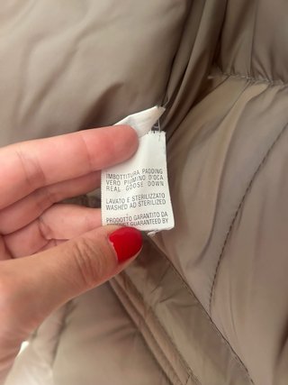 Chaqueta acolchada beige con volantes