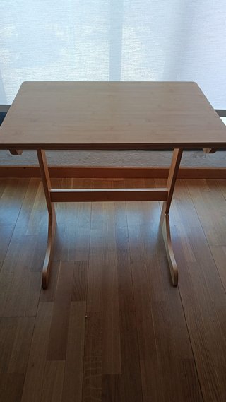 Escritorio auxiliar ordenador portátil. De madera