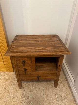 Mesita auxiliar rústica de madera