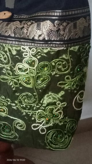 Bolso negro y verde con elefantes