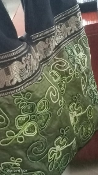 Bolso negro y verde con elefantes