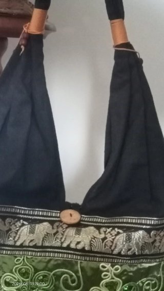Bolso negro y verde con elefantes