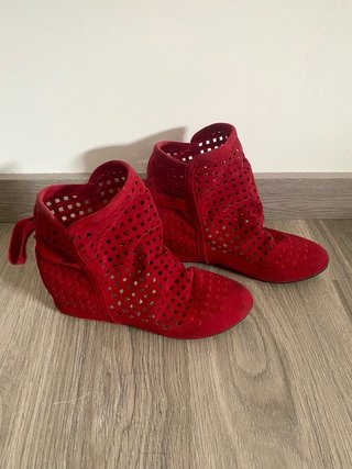 Botas de verano rojas caladas