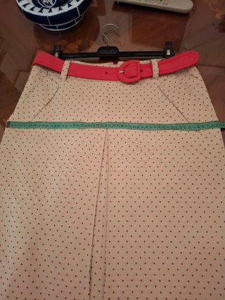 Falda Carolina Herrera Beige con Puntos Rojos