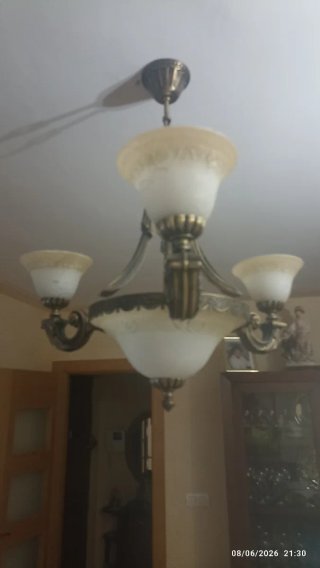Lámpara de techo dorada y beige