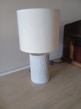 Lámpara de mesa cerámica y tela blanca