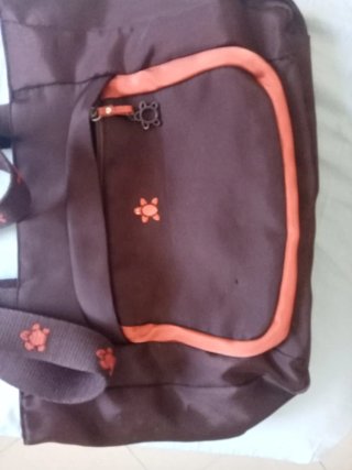 Bolso marrón con detalles naranjas