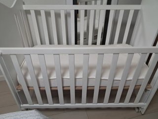 Cuna de bebé blanca y colchón con diseño de nube
