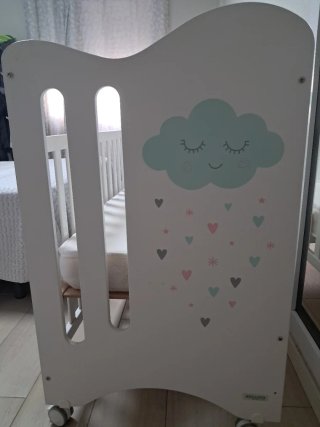 Cuna de bebé blanca y colchón con diseño de nube