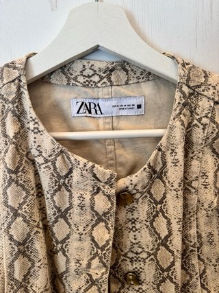 Chaqueta Zara efecto piel serpiente