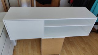 Mueble de salón blanco y madera