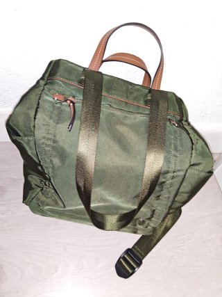 Bolso verde militar con asas de cuero