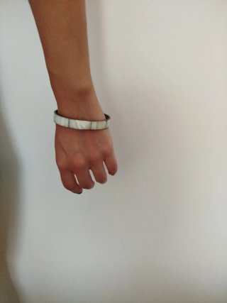Pulsera dorada con incrustaciones blancas