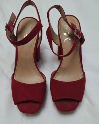 Sandalias rojas de tacón