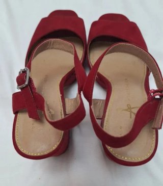 Sandalias rojas de tacón