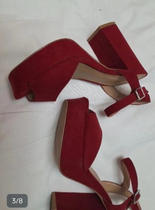 Sandalias rojas de tacón