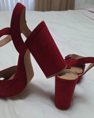 Sandalias rojas de tacón