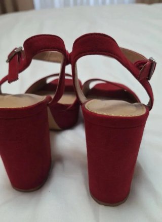 Sandalias rojas de tacón