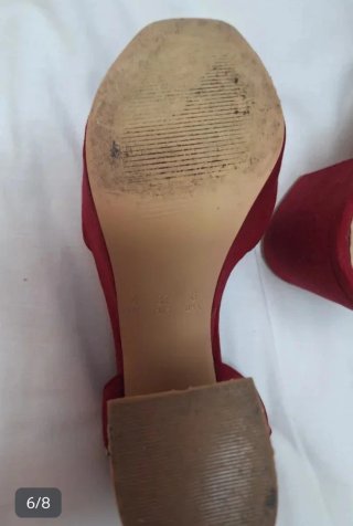 Sandalias rojas de tacón