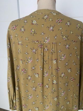 Vestido C&A floral verde oliva