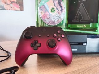 Xbox One con mando rosa y juegos