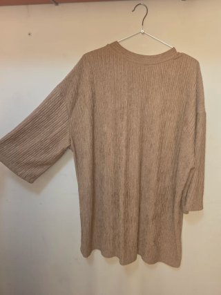Camiseta marrón oversize cuello pico
