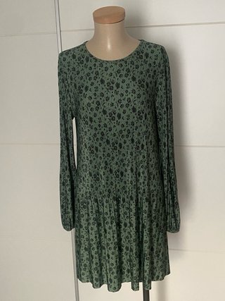 Vestido plisado floral Stradivarius