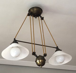 Lámpara de salón bronce con tulipas blancas.