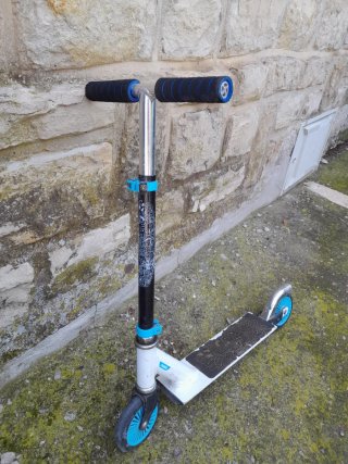 Patinete Oxelo blanco y azul