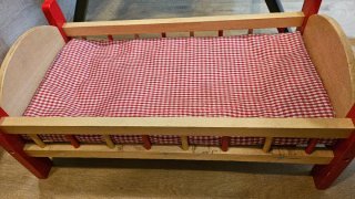 Cuna de madera para muñeco con osito