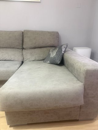 Sofá chaise longue gris claro