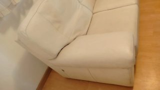 Sofá de piel beige/blanco