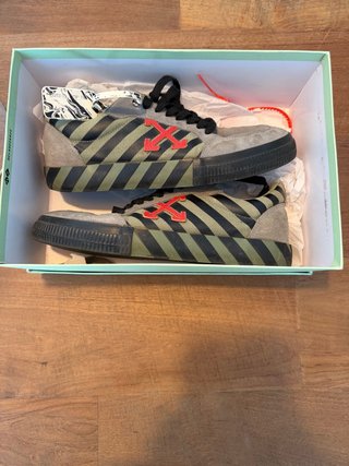 Zapatos Off-White grises y verdes