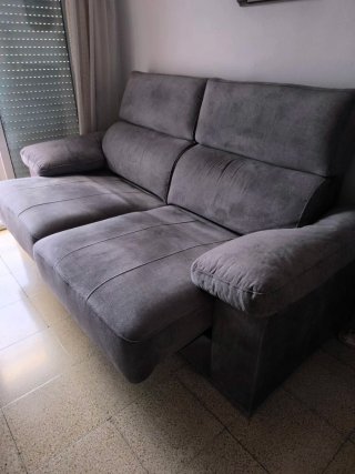 Sofá gris de tela
