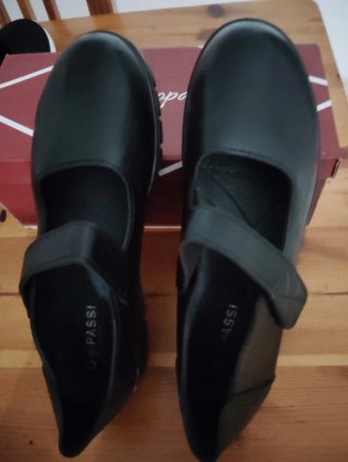 Zapatos negros de mujer con velcro