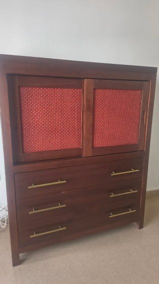 Dormitorio de madera oscuro