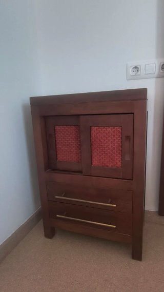 Dormitorio de madera oscuro