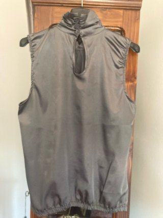 Top collo alto grigio senza maniche