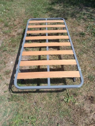 Base de cama metálica con lamas de madera